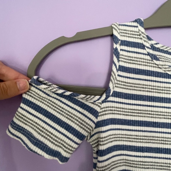 Small Design Lab Cold Shoulder Top - Picture 3 of 3